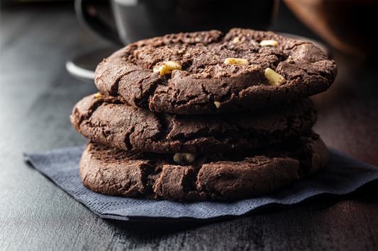 Trois cookies au chocolat et aux pépites de noisettes.